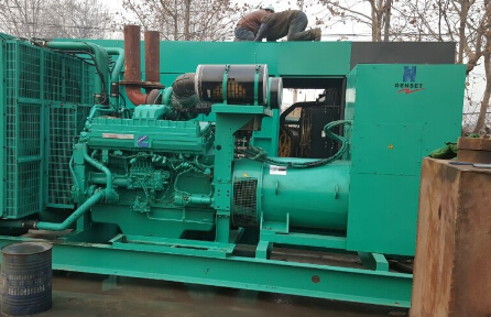 乌烈镇发电机组如何判断水冷式机油散热器内部是否需要清洗？